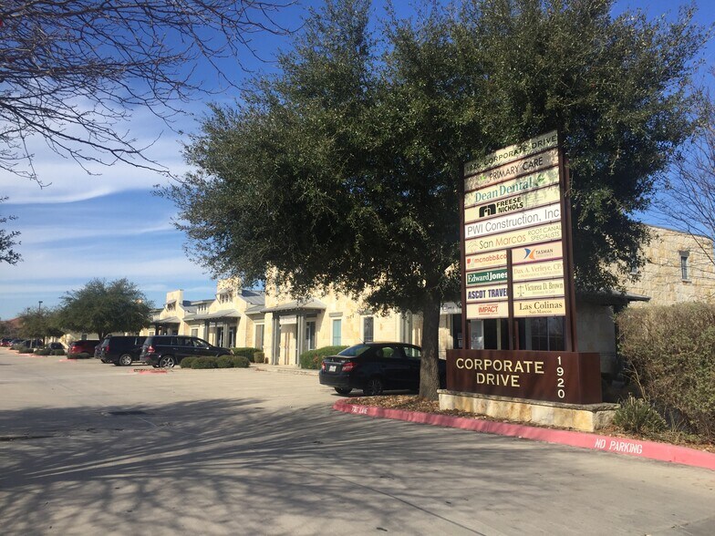 1920 Corporate Dr, San Marcos, TX à vendre - Photo de l’immeuble – Image 2 sur 48