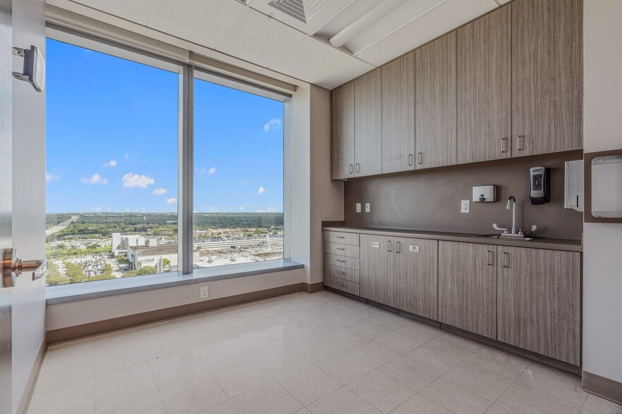 8950 SW 74th Ct, Miami, FL à louer - Photo de l’immeuble – Image 3 sur 17
