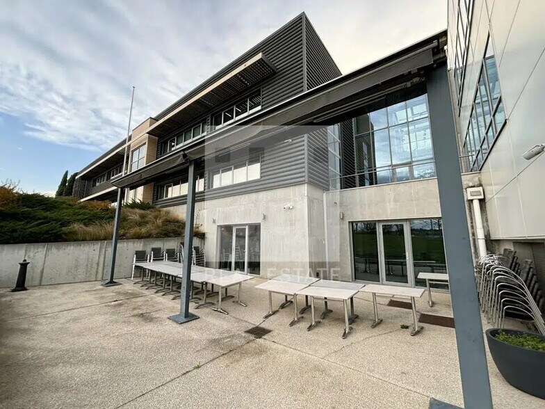 Bureau dans Saint-Quentin-Fallavier à vendre - Photo de l’immeuble – Image 1 sur 6