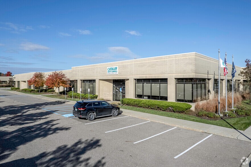 39575 Lewis Dr, Novi, MI à louer - Photo principale – Image 1 sur 12