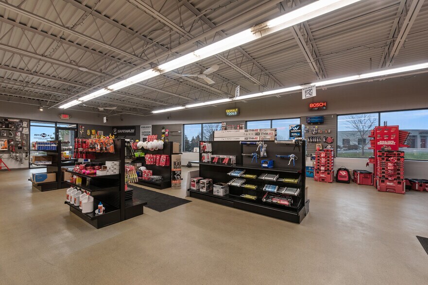 W223N609 Saratoga Dr, Waukesha, WI à vendre - Photo de l’immeuble – Image 3 sur 12