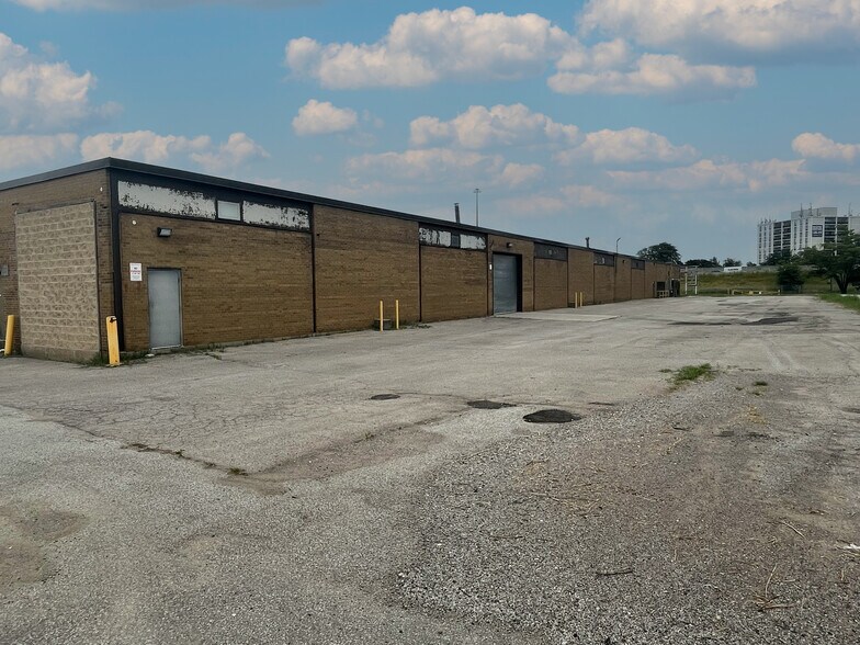 110 Ronson Dr, Toronto, ON à vendre - Photo de l’immeuble – Image 3 sur 11