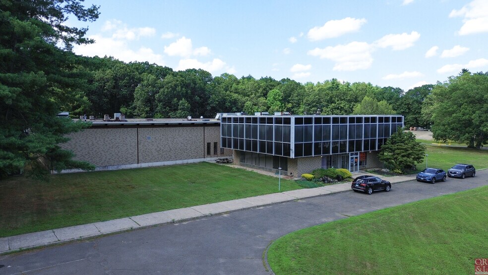 7 Johnson Ave, Plainville, CT à vendre - Photo de l’immeuble – Image 1 sur 10