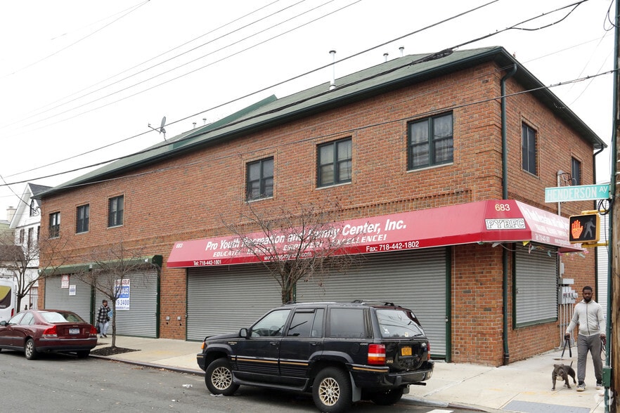 683-685 Henderson Ave, Staten Island, NY à louer - Photo principale – Image 1 sur 7