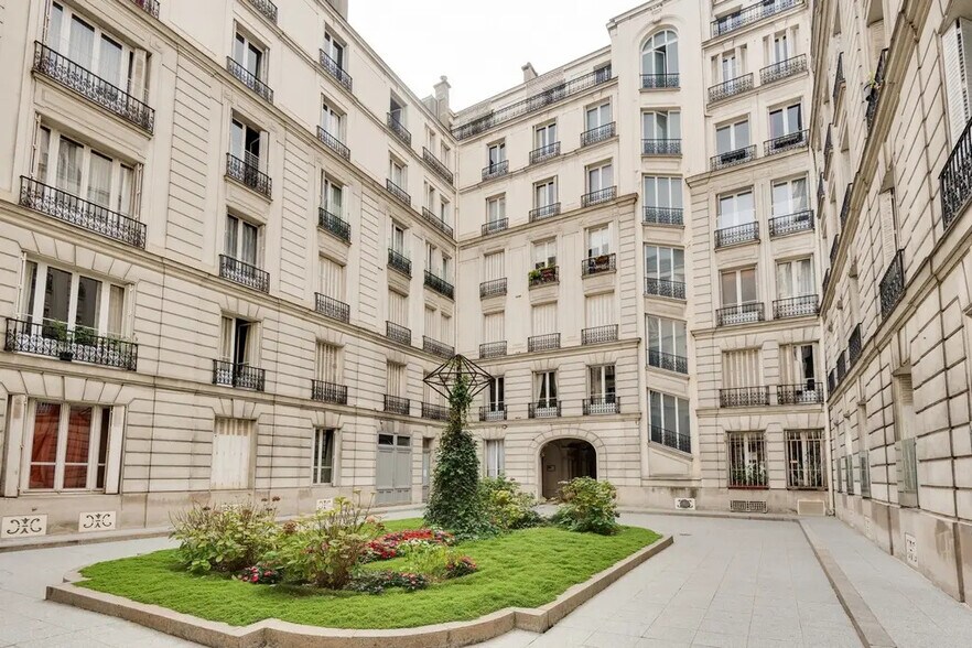 Local commercial dans Paris à louer - Photo de l’immeuble – Image 1 sur 8
