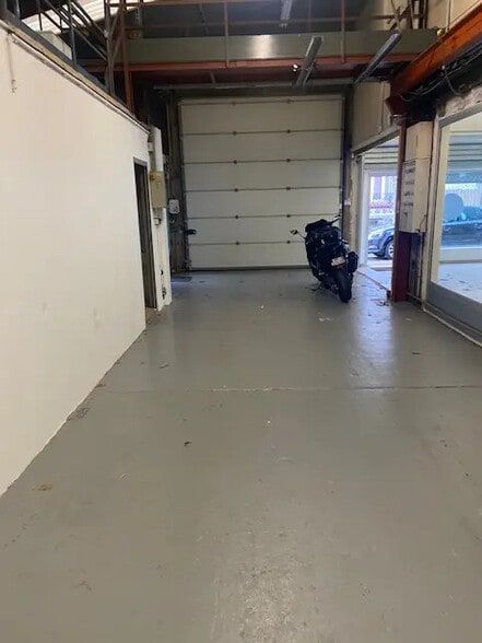 Local commercial dans Issy-les-Moulineaux à vendre - Photo de l’immeuble – Image 2 sur 7