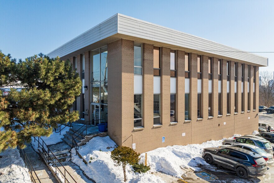 109 Railside Rd, Toronto, ON à vendre - Photo principale – Image 1 sur 3