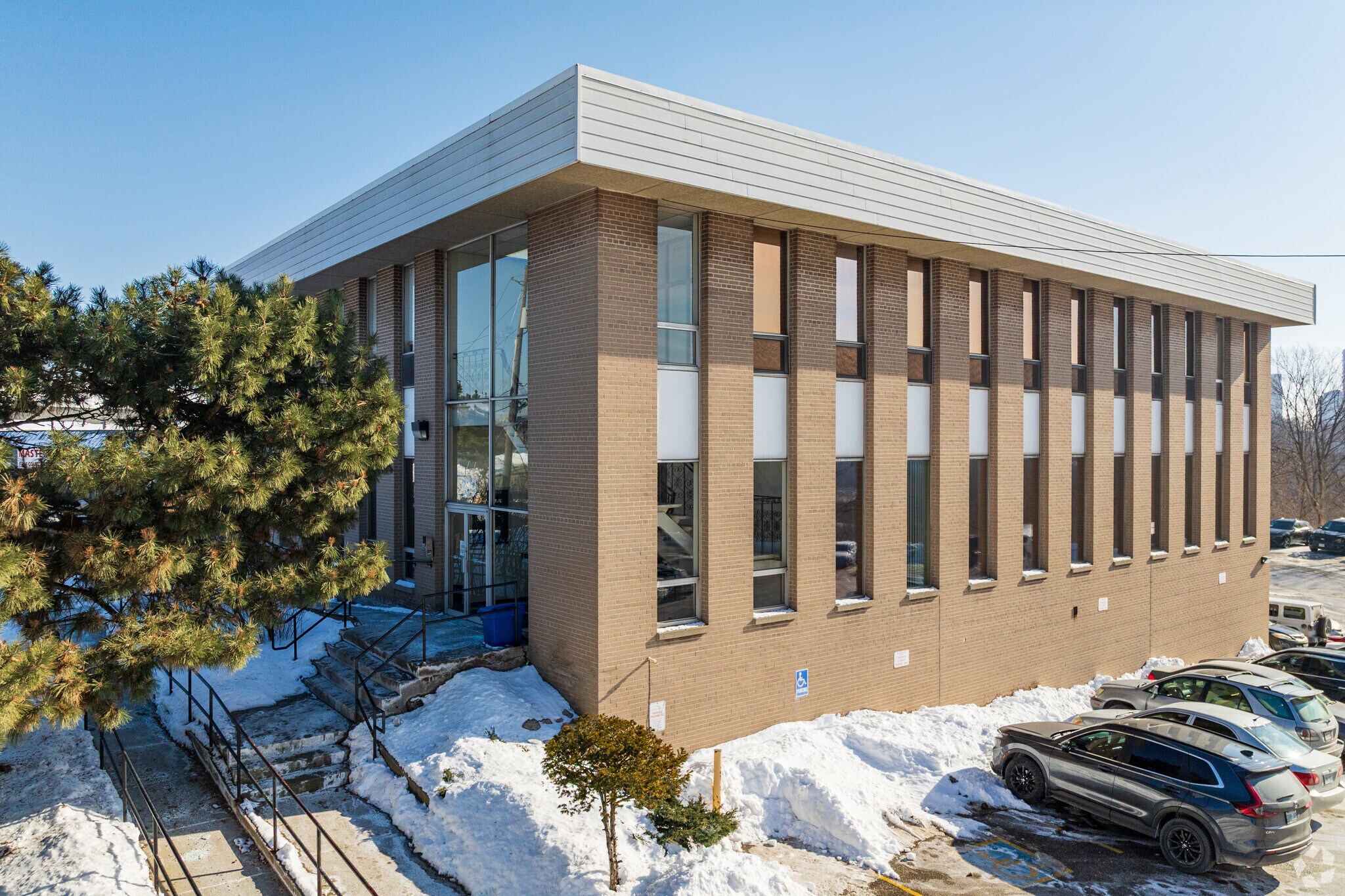 109 Railside Rd, Toronto, ON à vendre Photo principale– Image 1 sur 4