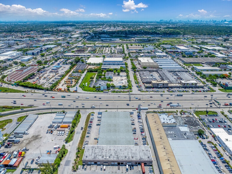 7000 NW 77th ct, Miami, FL à vendre - Photo de l’immeuble – Image 3 sur 39