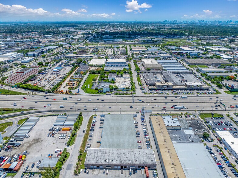 7000 SW 77th Pl, Miami, FL à vendre - Photo de l’immeuble – Image 3 sur 39