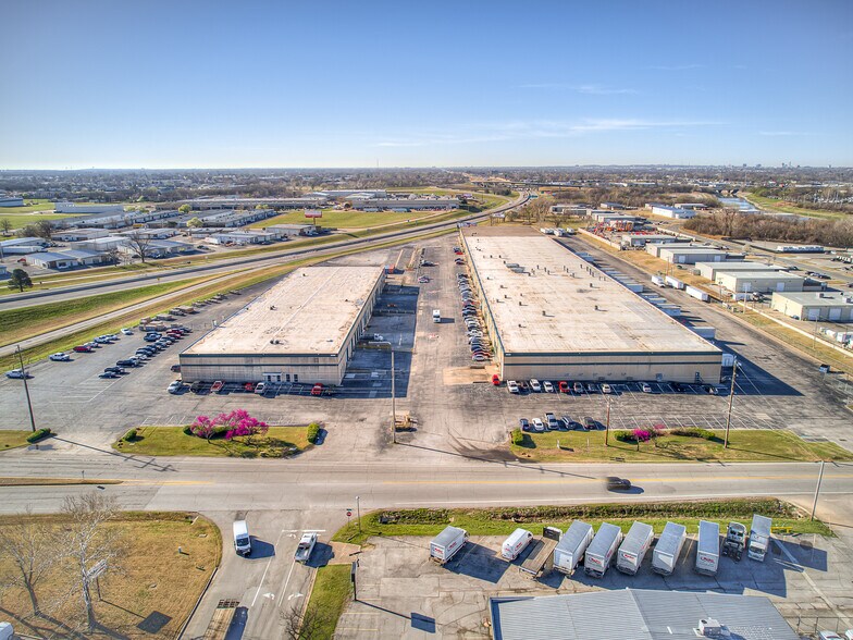 10502-10590 E Pine St, Tulsa, OK à louer - Photo de l’immeuble – Image 2 sur 9