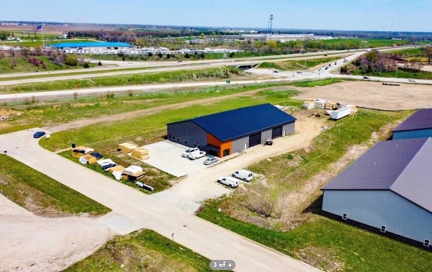 3611 Fast Ln, Cedar Falls, IA à vendre - Photo de l’immeuble – Image 3 sur 4