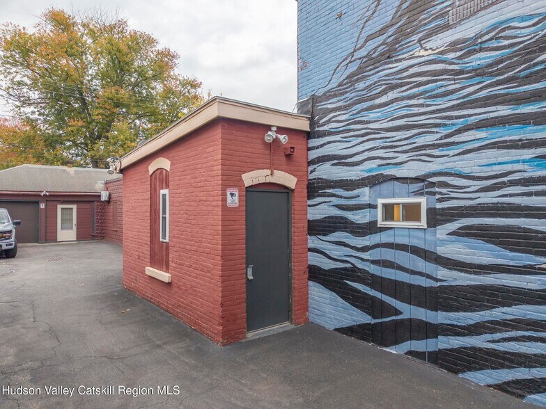 674 Broadway, Kingston, NY à vendre - Photo de l’immeuble – Image 3 sur 56