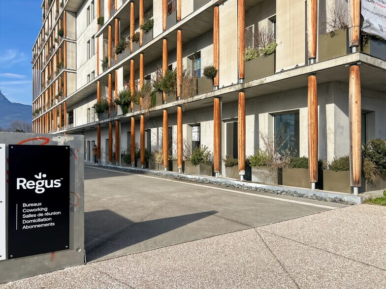 10 Bis Avenue Des Ftpf, Échirolles à louer - Photo de l’immeuble – Image 2 sur 52