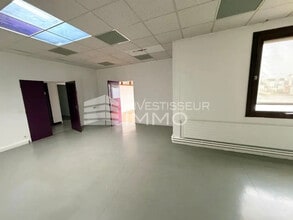 Bureau dans Vaux-le-Pénil à vendre Photo intérieure– Image 1 sur 5