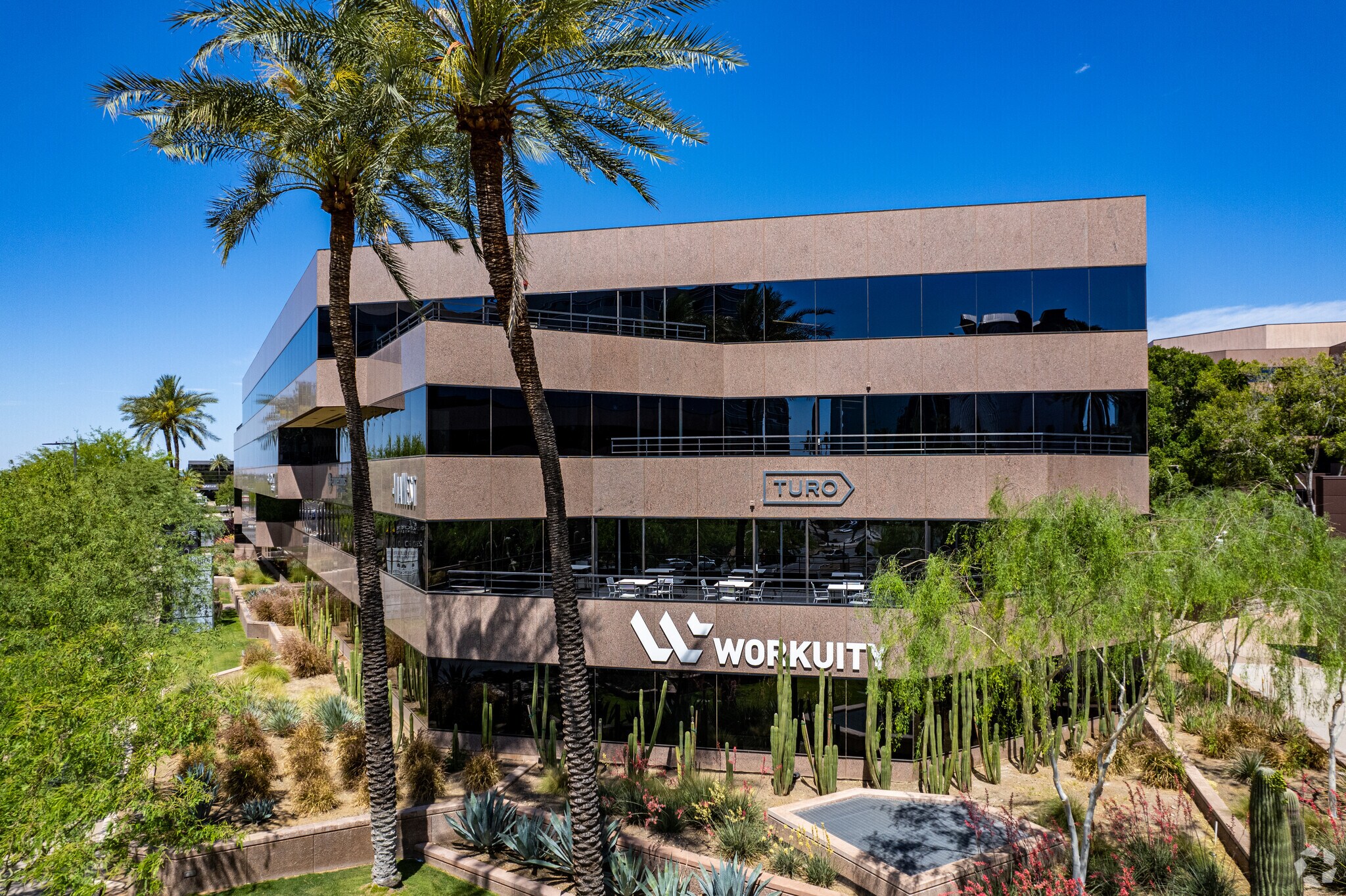 2390 E camelback Rd, Phoenix, AZ à louer Photo principale– Image 1 sur 24