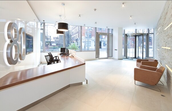 80 Hammersmith Rd, Londres à louer - Hall d’entrée – Image 2 sur 4