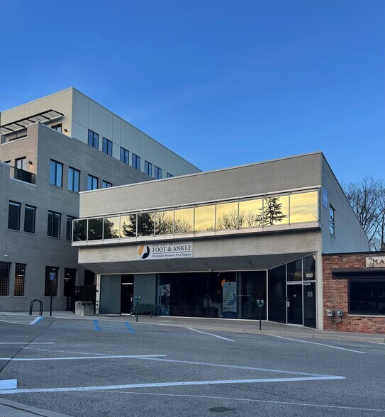 800 N Old Woodward Ave, Birmingham, MI à louer - Photo de l’immeuble – Image 1 sur 16