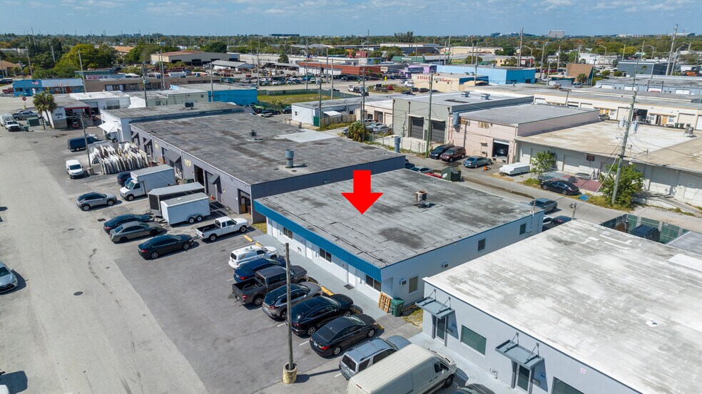 1053-1057 NE 43rd St, Oakland Park, FL à louer - Photo de l’immeuble – Image 2 sur 11