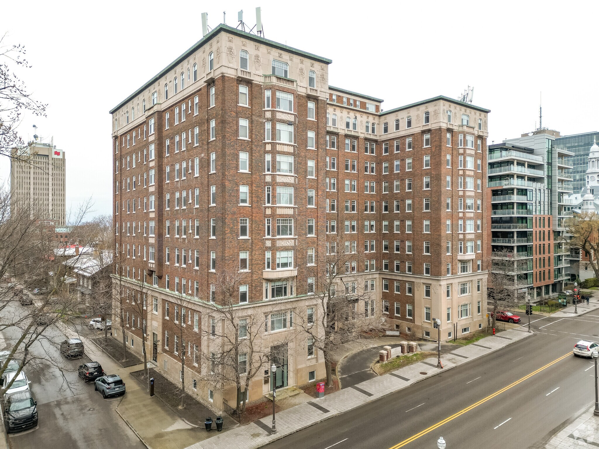 200-220 Grande Allée E, Québec, QC à louer Photo principale– Image 1 sur 5