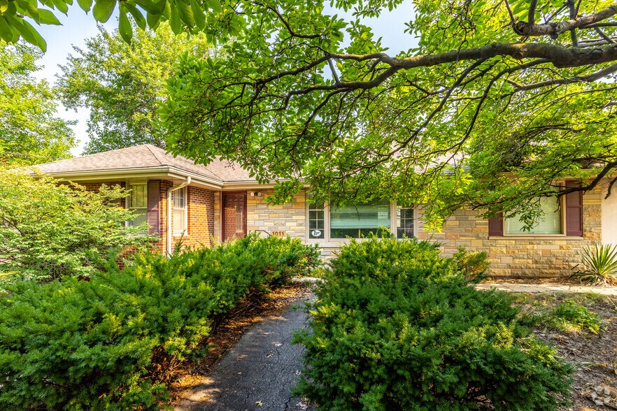 1011 Grand Ave, West Des Moines, IA à louer - Photo principale – Image 1 sur 3
