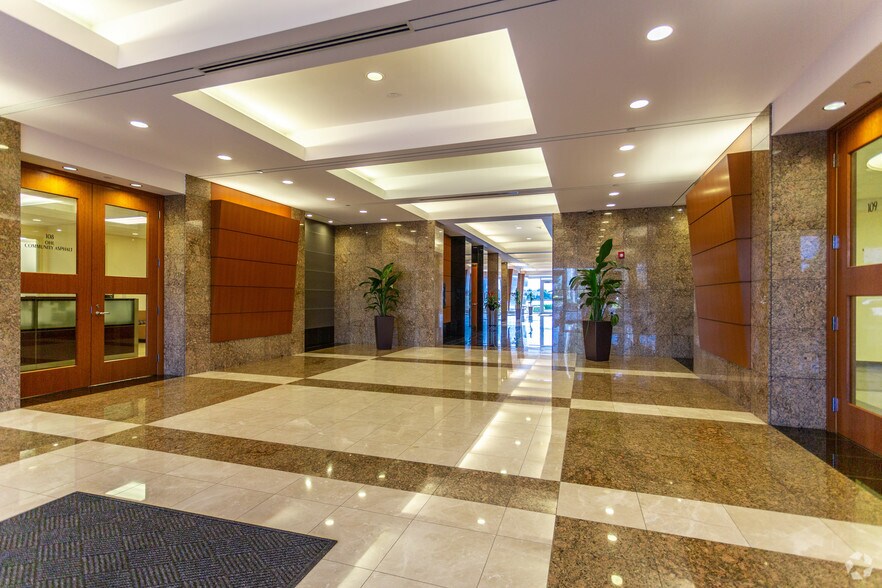 10451 NW 117th Ave, Miami, FL à louer - Hall d’entrée – Image 3 sur 27