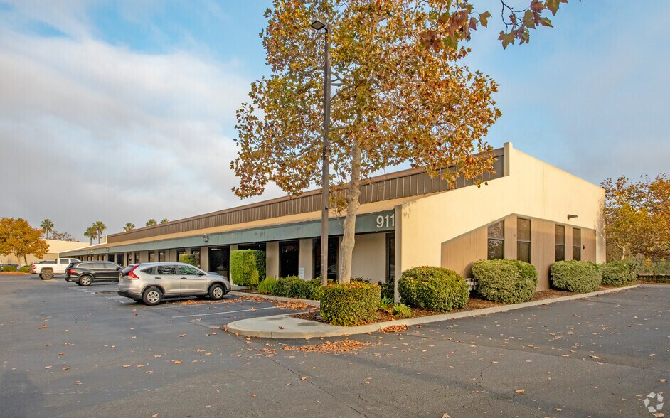 911 Bern Ct, San Jose, CA à louer - Photo de l’immeuble – Image 3 sur 4