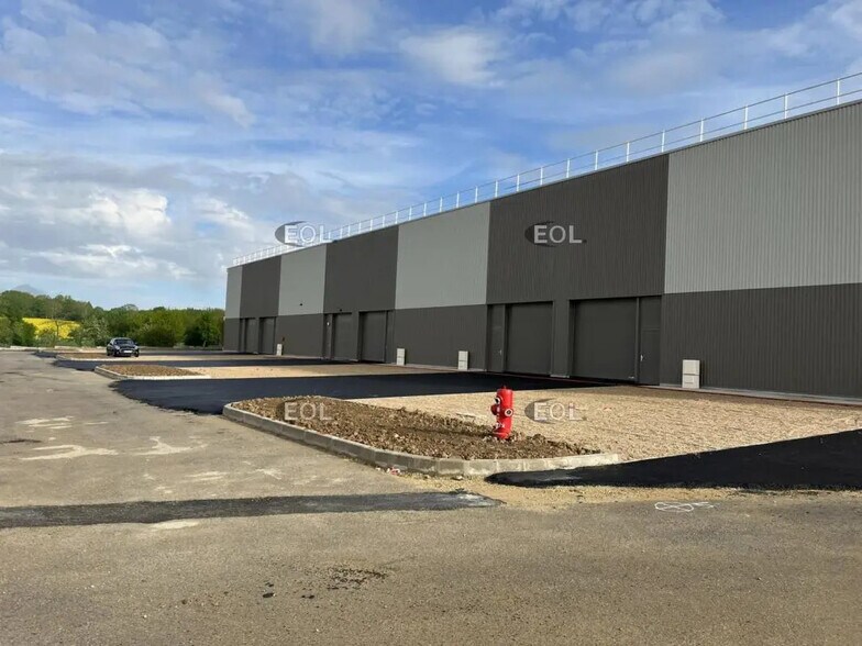 Local d'activités dans Marines à vendre - Photo de l’immeuble – Image 1 sur 13