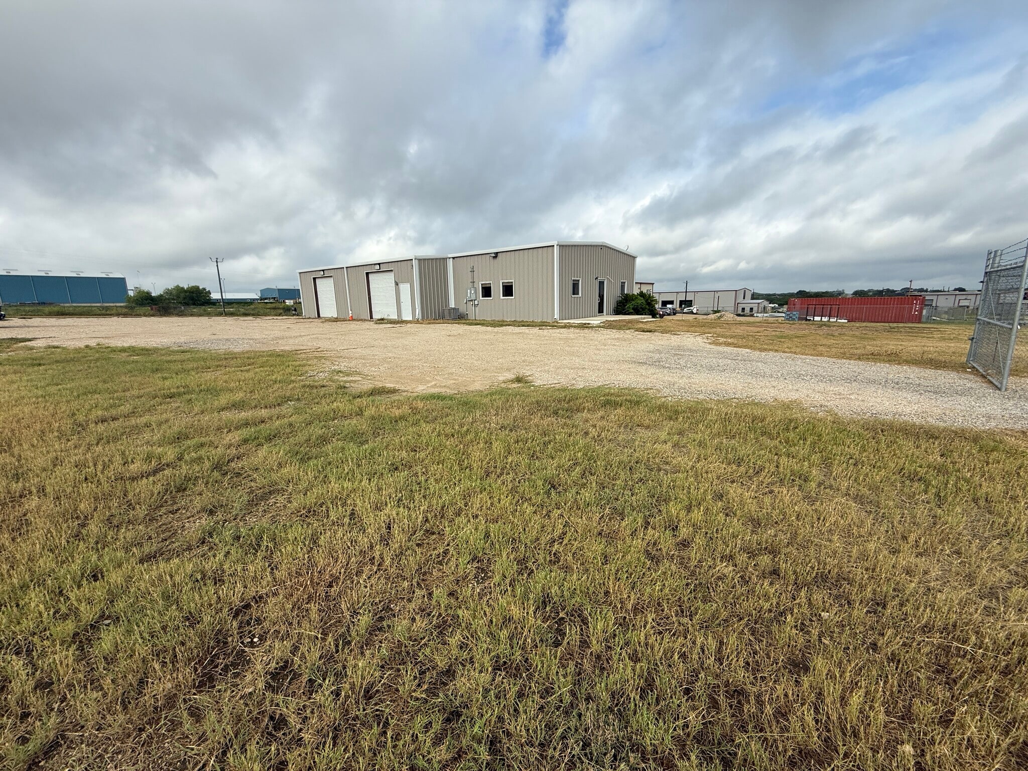 190 Eagle Ford Dr, Pleasanton, TX à louer Photo de l’immeuble– Image 1 sur 14