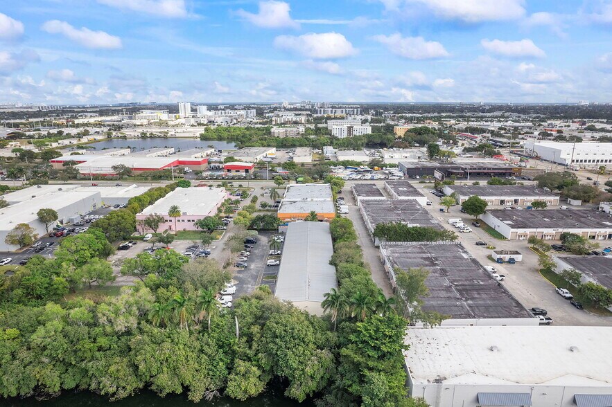 2110-2180 Anntom Dr, Fort Lauderdale, FL à louer - Photo de l’immeuble – Image 3 sur 19