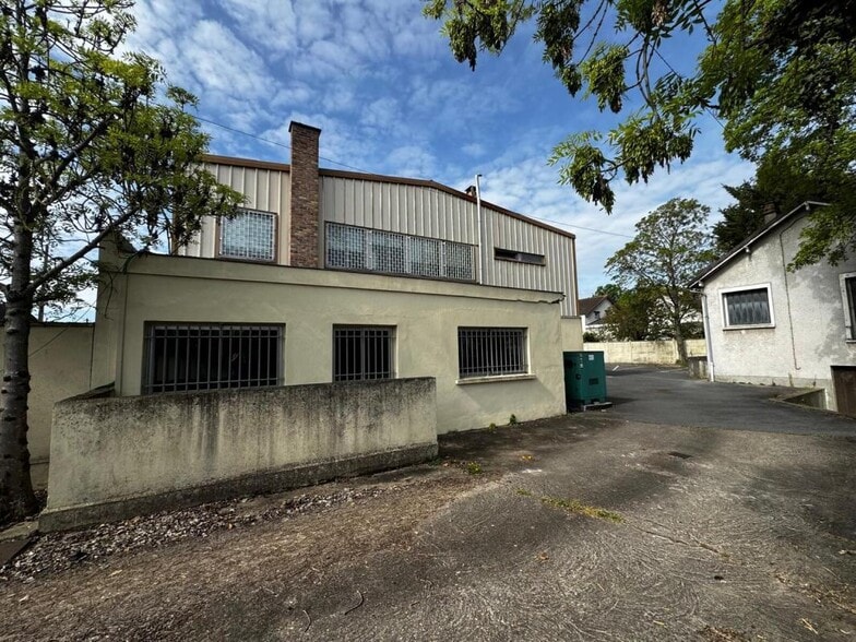 Local d'activités dans Éragny à vendre - Photo de l’immeuble – Image 3 sur 10