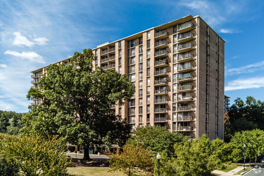 4600 S Four Mile Run Dr, Arlington, VA à vendre - Photo de l’immeuble – Image 2 sur 5