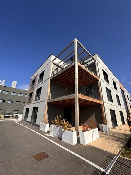 2 Rue Du Dr Charles-Gabriel Pravaz, Sainte-Foy-lès-Lyon à louer - Photo de l’immeuble – Image 1 sur 6