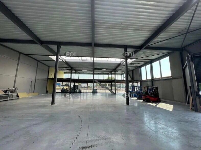 Industriel/Logistique dans NEUVILLE-EN-FERRAIN à louer - Photo de l’immeuble – Image 1 sur 4