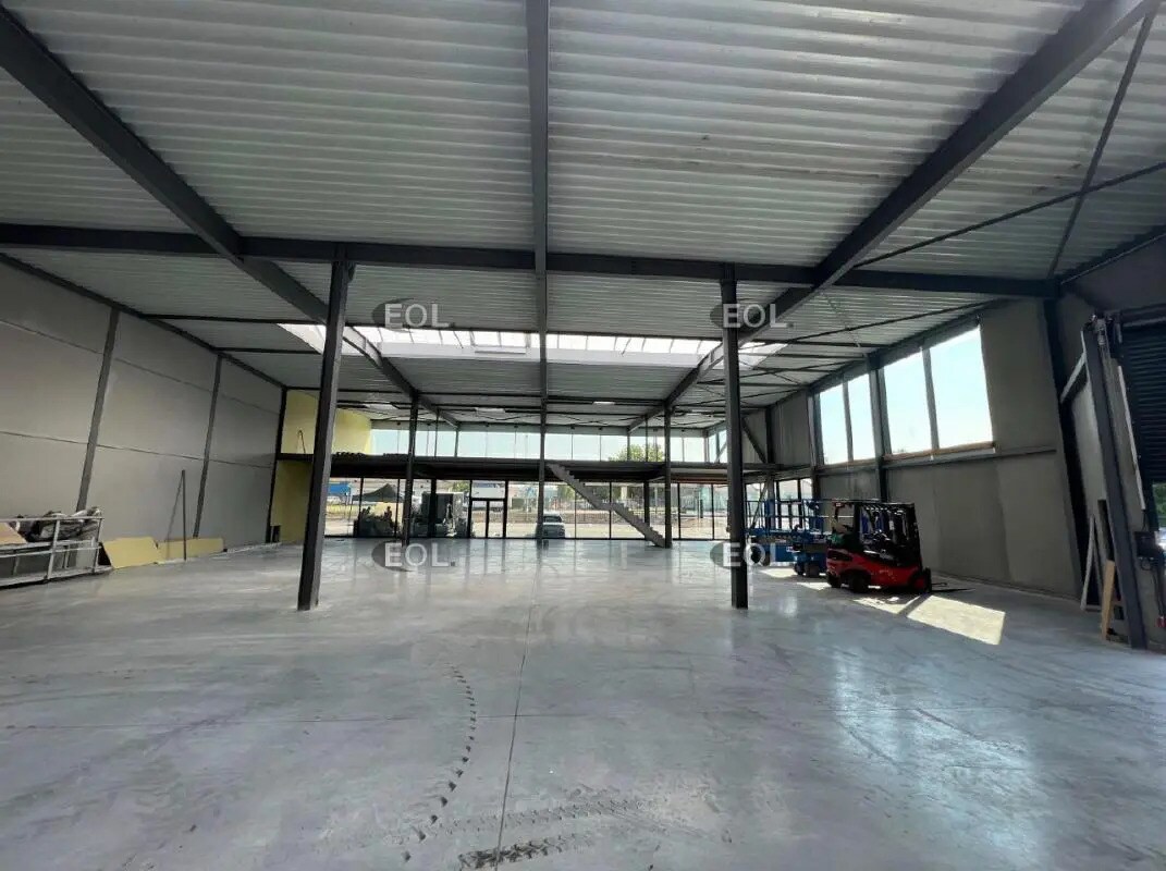 Industriel/Logistique dans NEUVILLE-EN-FERRAIN à louer Photo de l’immeuble– Image 1 sur 5