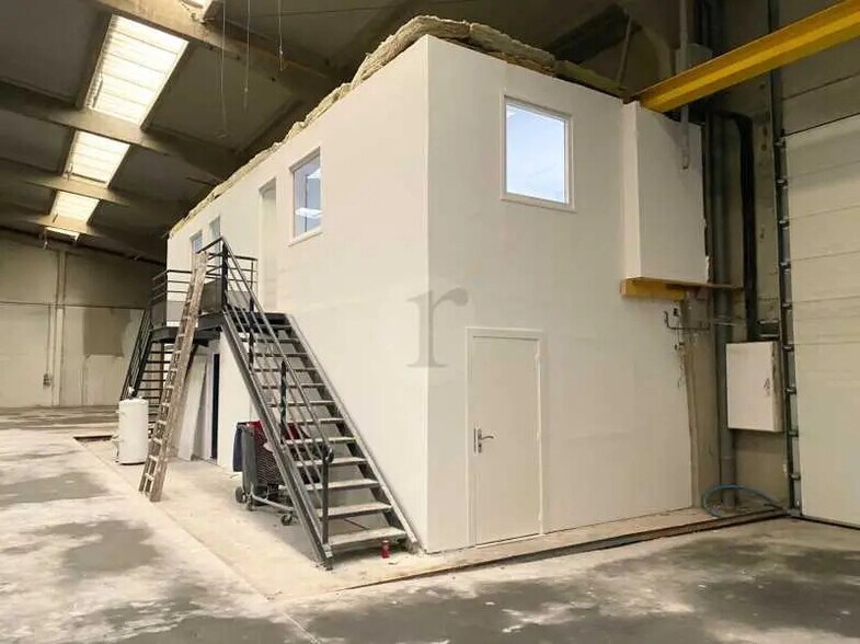 Local d’activités dans Templeuve à louer - Photo de l’immeuble – Image 2 sur 5