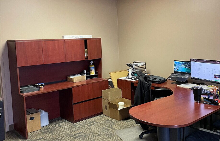 170 Wyatt Rd, Winnipeg, MB à louer - Photo de l’immeuble – Image 2 sur 4