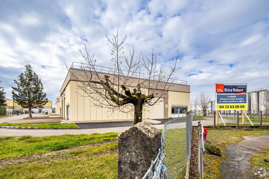 Local d'activités dans Saint-Priest à vendre - Photo de l’immeuble – Image 2 sur 2