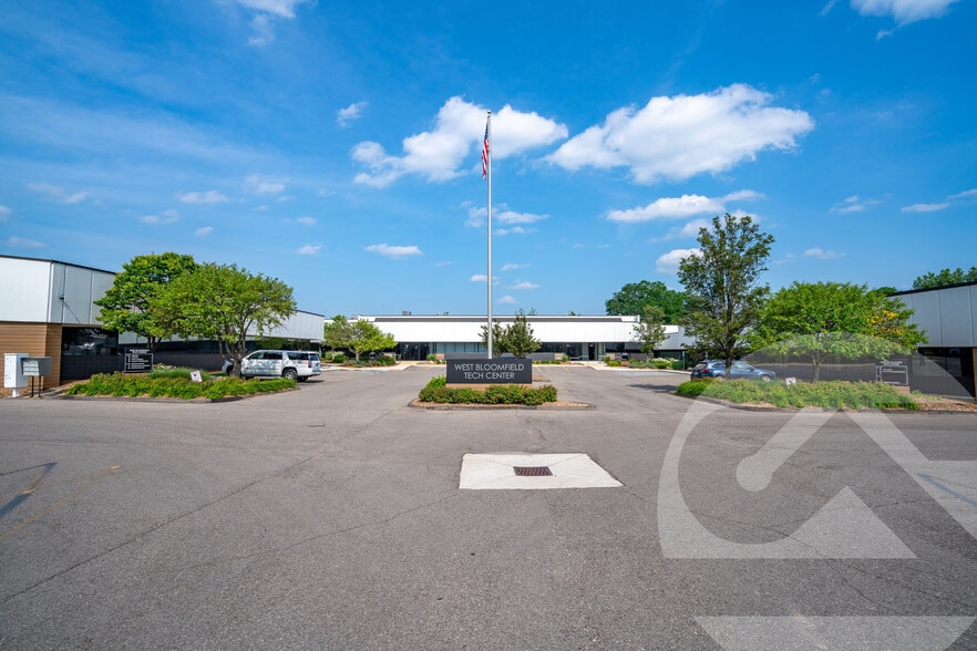 3160 Haggerty Rd, Commerce Township, MI à louer - Photo de l’immeuble – Image 1 sur 1