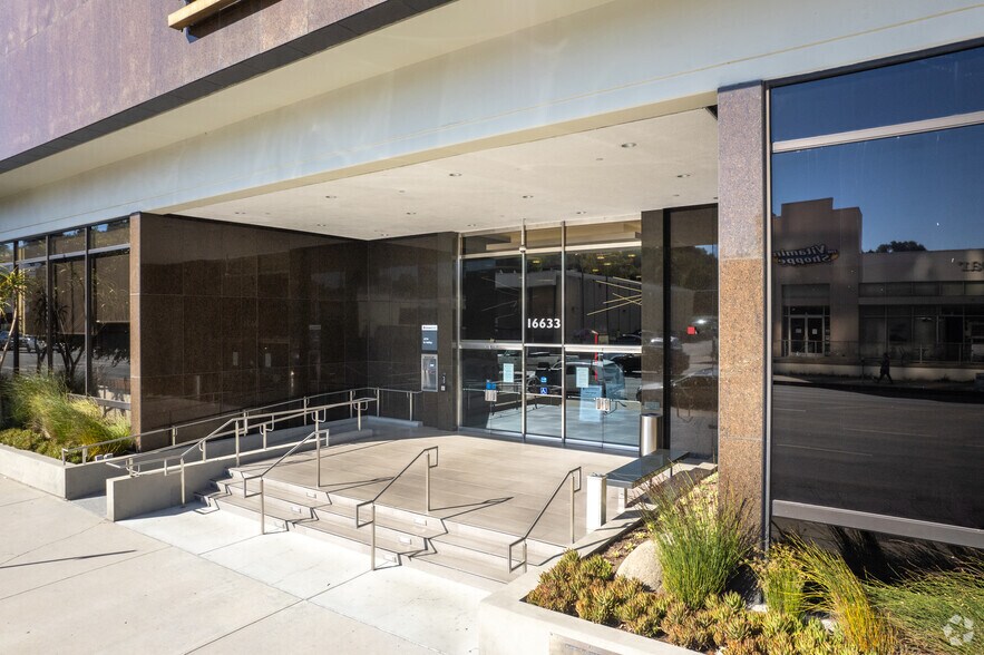 16633 Ventura Blvd, Encino, CA à louer - Photo de l’immeuble – Image 3 sur 4