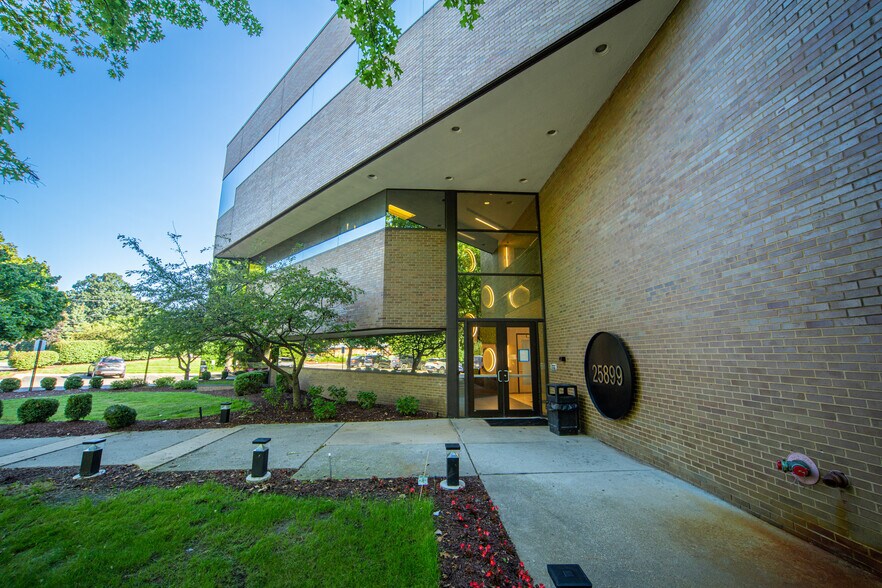 25899 W 12 Mile Rd, Southfield, MI à louer - Photo de l’immeuble – Image 3 sur 5
