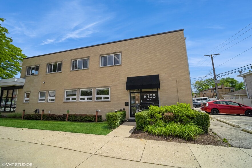 8755 Trumbull Ave, Skokie, IL à louer - Photo de l’immeuble – Image 1 sur 22