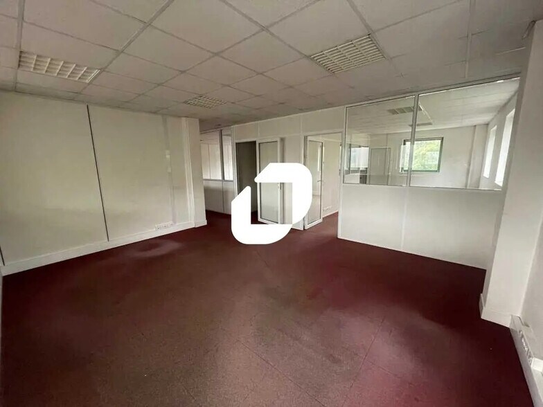 Bureau dans Viry-Châtillon à louer - Photo de l’immeuble – Image 3 sur 8