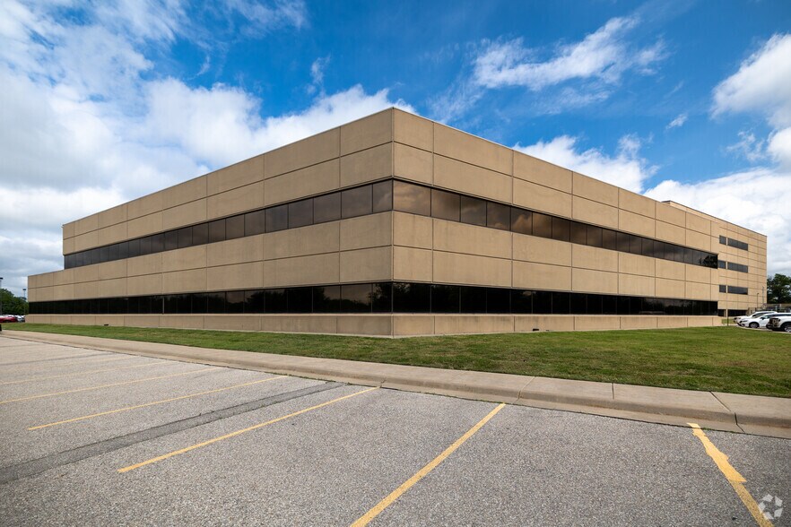 9111 E Douglas Ave, Wichita, KS à louer - Photo principale – Image 1 sur 12