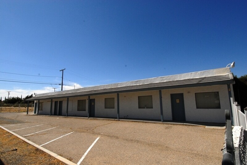 15498 Village Dr, Victorville, CA à vendre - Photo de l’immeuble – Image 3 sur 6