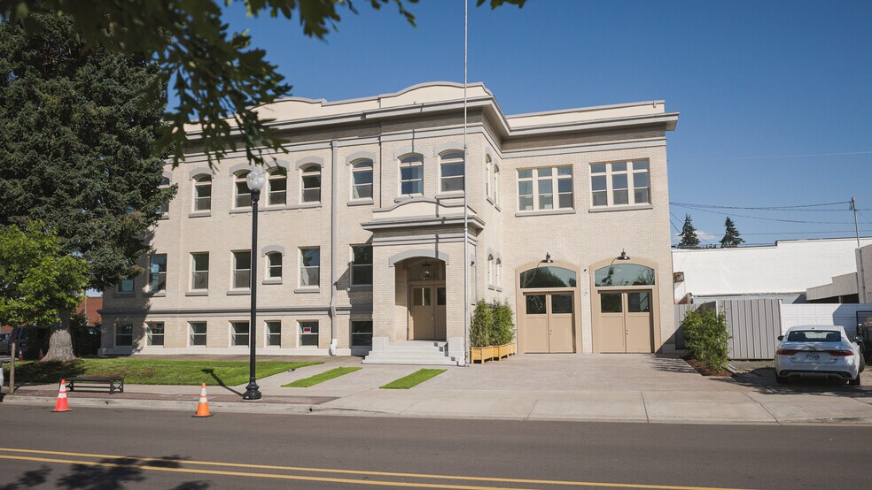 550 N 1st St, Woodburn, OR à vendre - Photo de l’immeuble – Image 1 sur 51