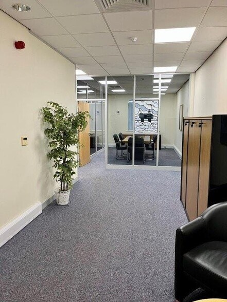 58 Hamm Moor Ln, Addlestone à louer - Photo de l’immeuble – Image 3 sur 5