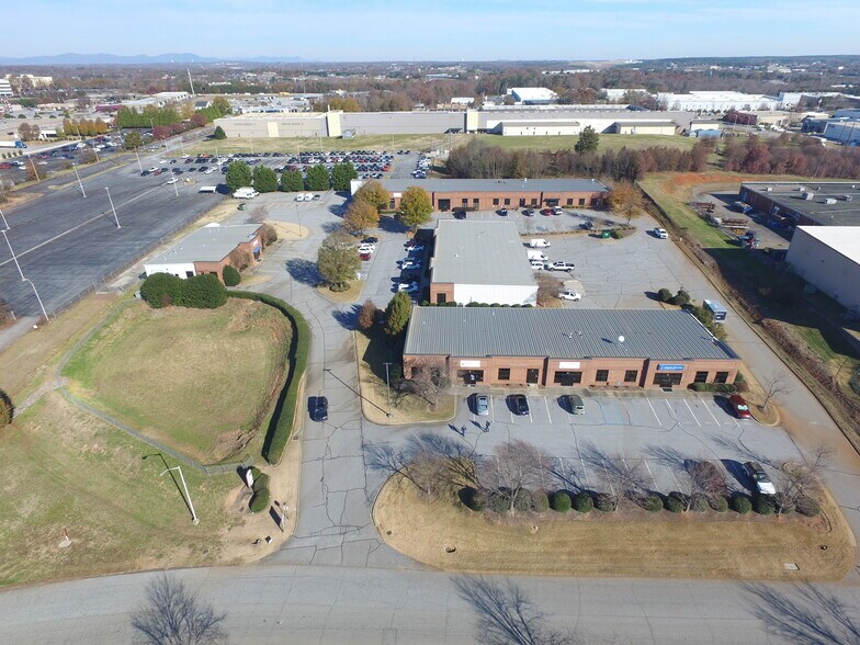 18 Brozzini Ct, Greenville, SC à louer - Photo de l’immeuble – Image 3 sur 35