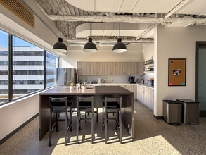 4190 Lougheed Hwy, Burnaby, BC à louer Photo intérieure– Image 2 sur 9