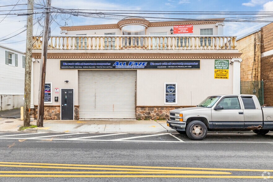 349 Union Ave, Westbury, NY à vendre - Photo de l’immeuble – Image 1 sur 15